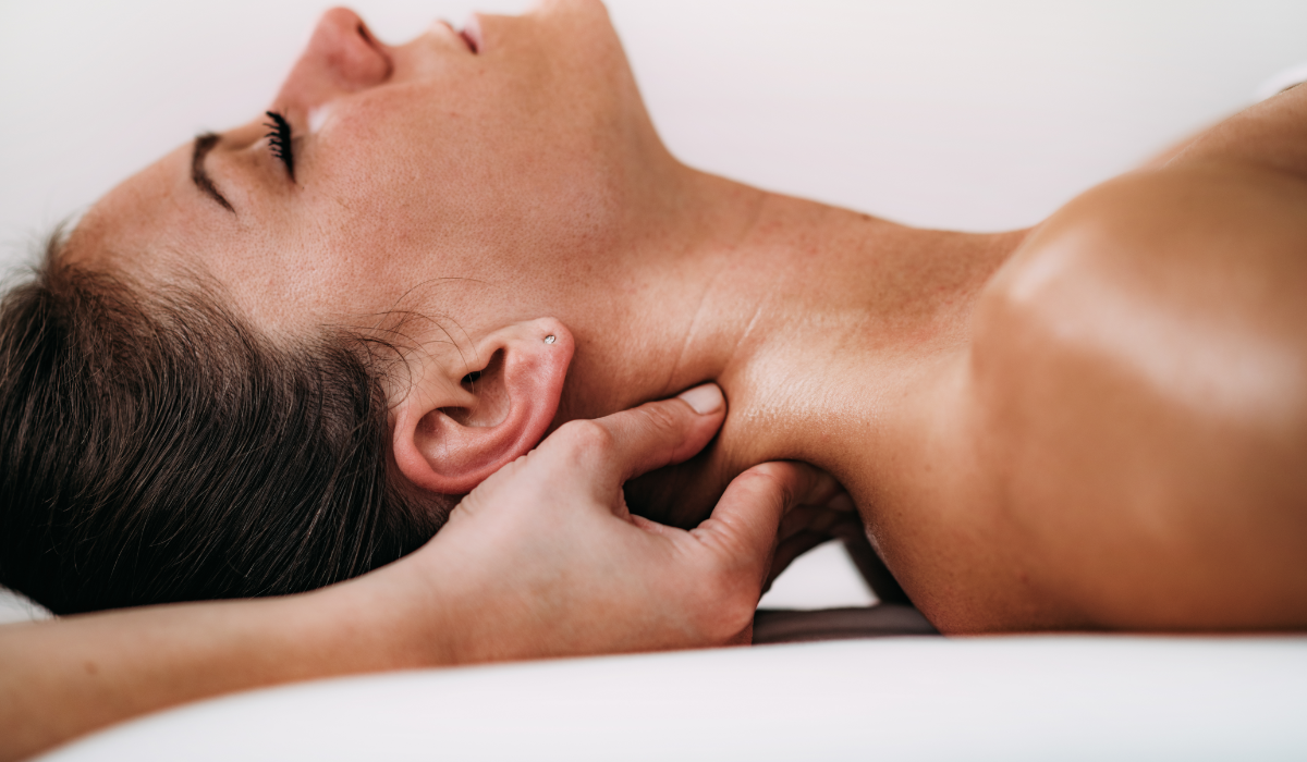 Illustration af fysioterapeutisk behandling af hold i nakken